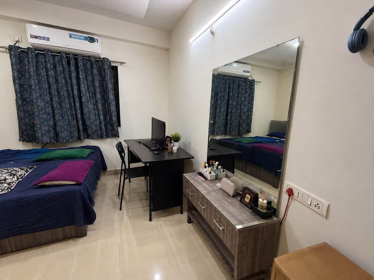 Room for rent in Arca Sarovar Apartments Gachibowli
