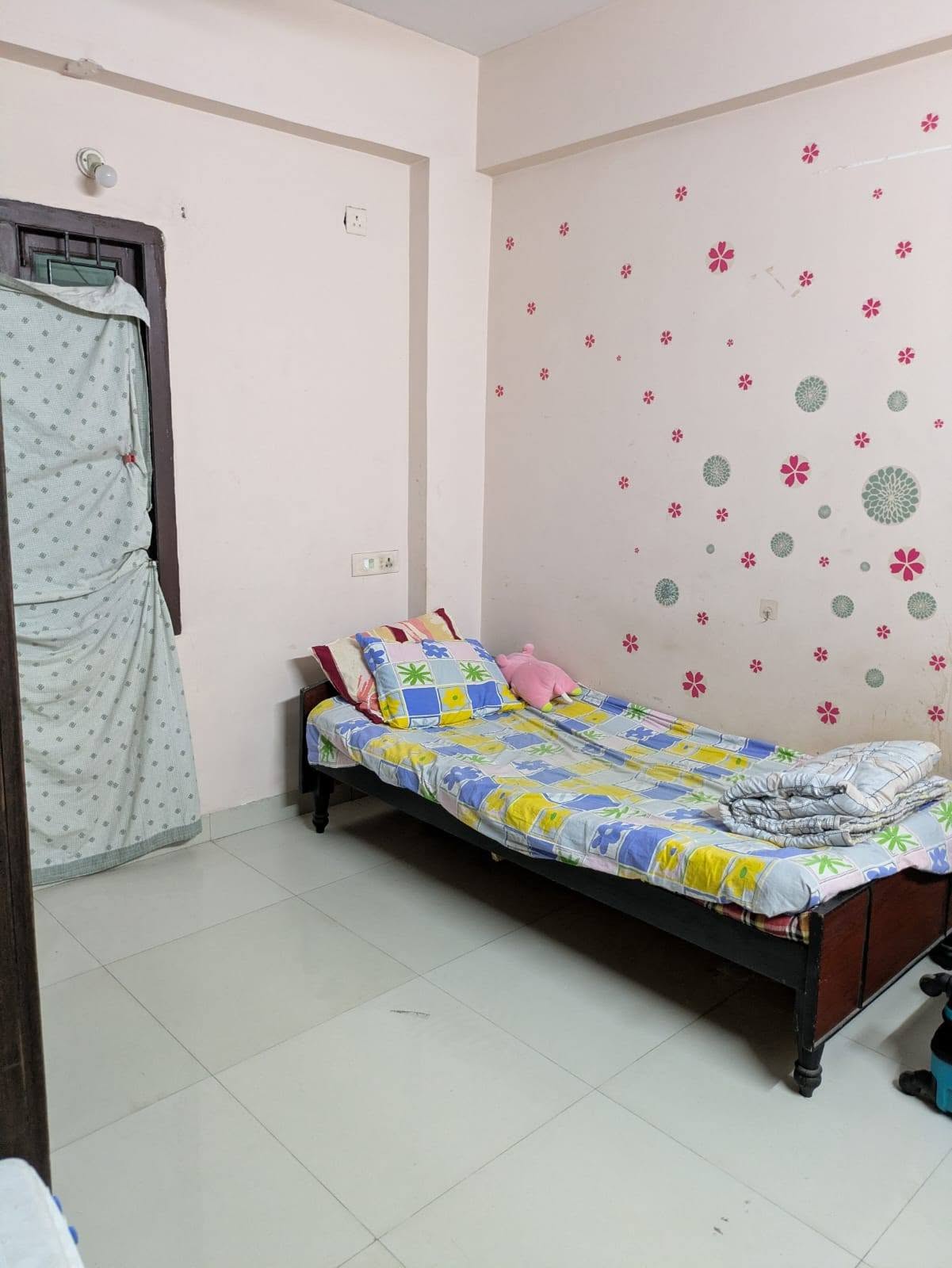 Room for rent in Central Paradise Apartments Gachibowli