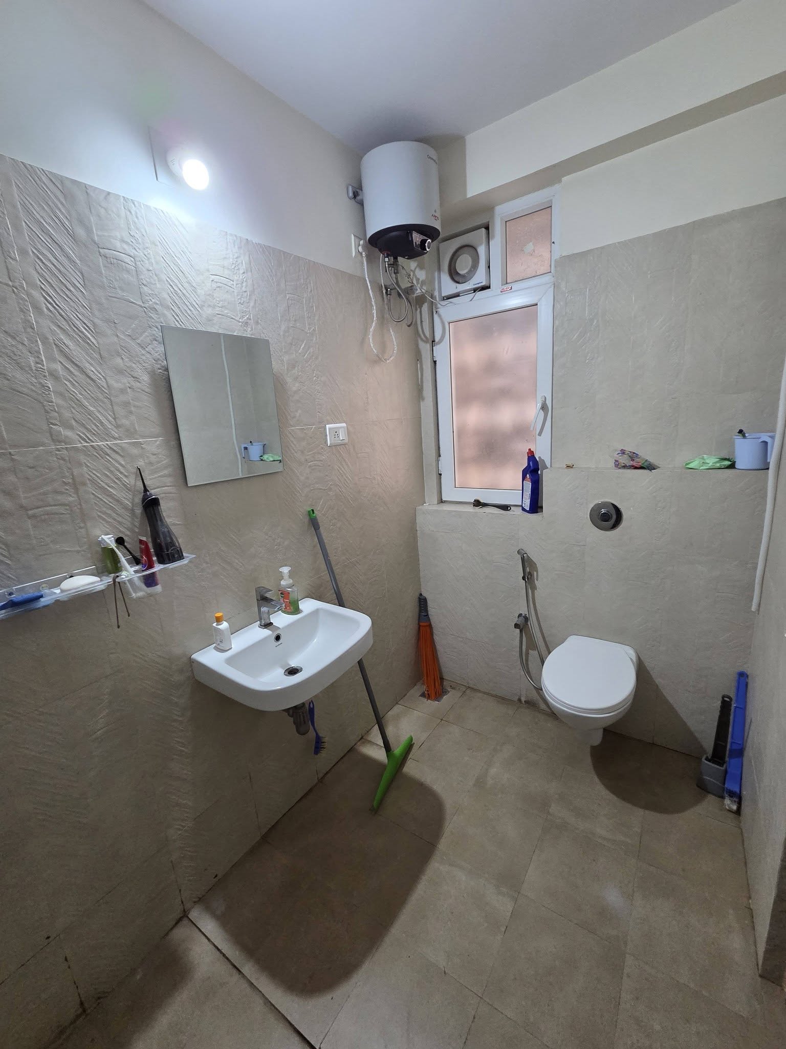 Room for rent in Hillcrest by Pacifica Financial District