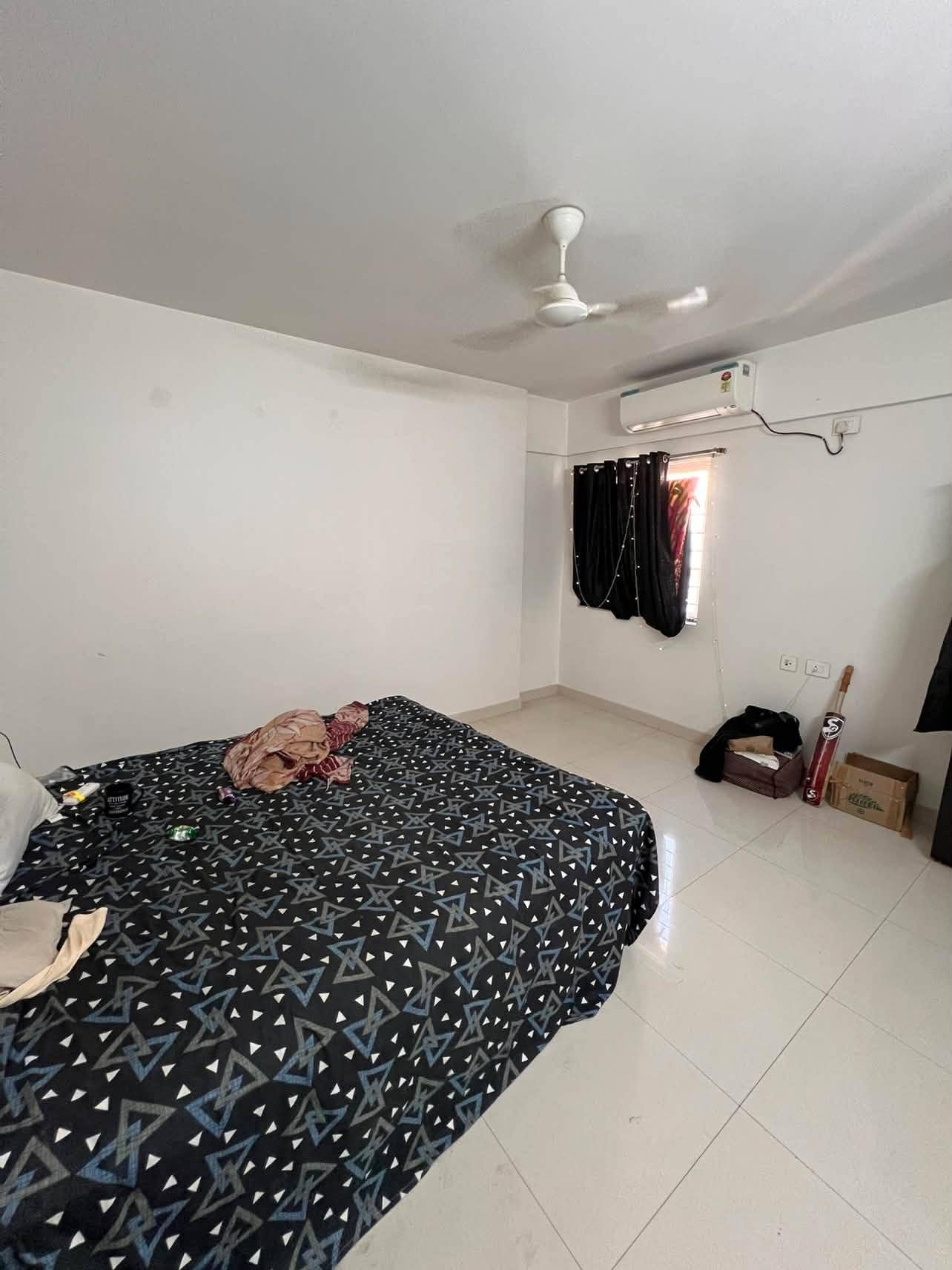 Room for rent in SMR Vinay Iconia Masjid Banda