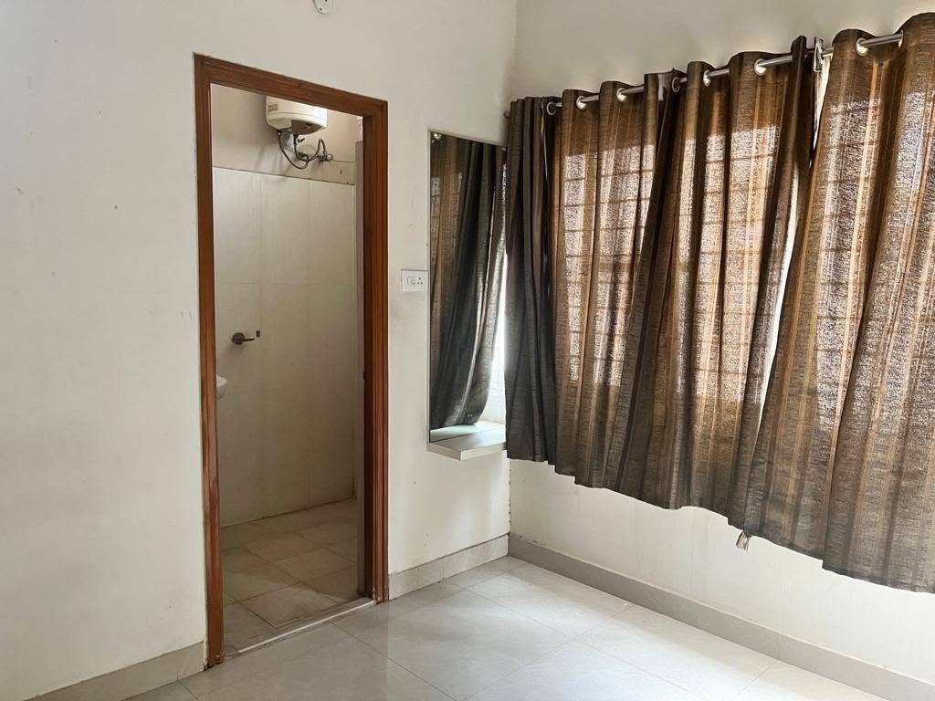 Room for rent in Patrika Nagar