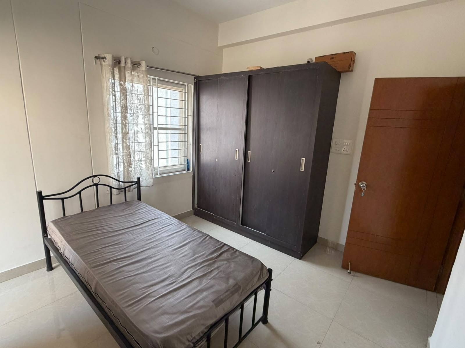 Room for rent in Sarojini Residency Patrika Nagar