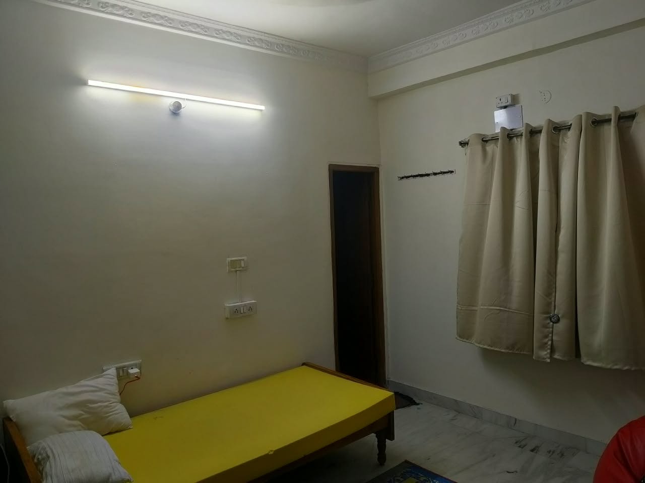 Room for rent in Navratna tower Gachibowli
