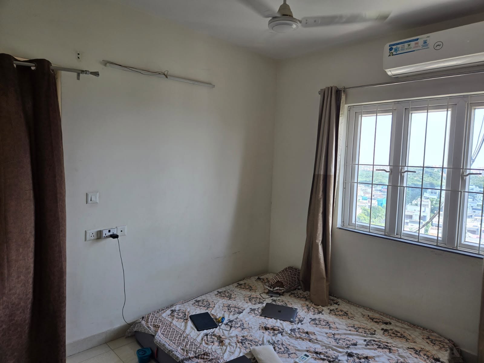 Room for rent in Mahindra Ashvita Society HiTech City