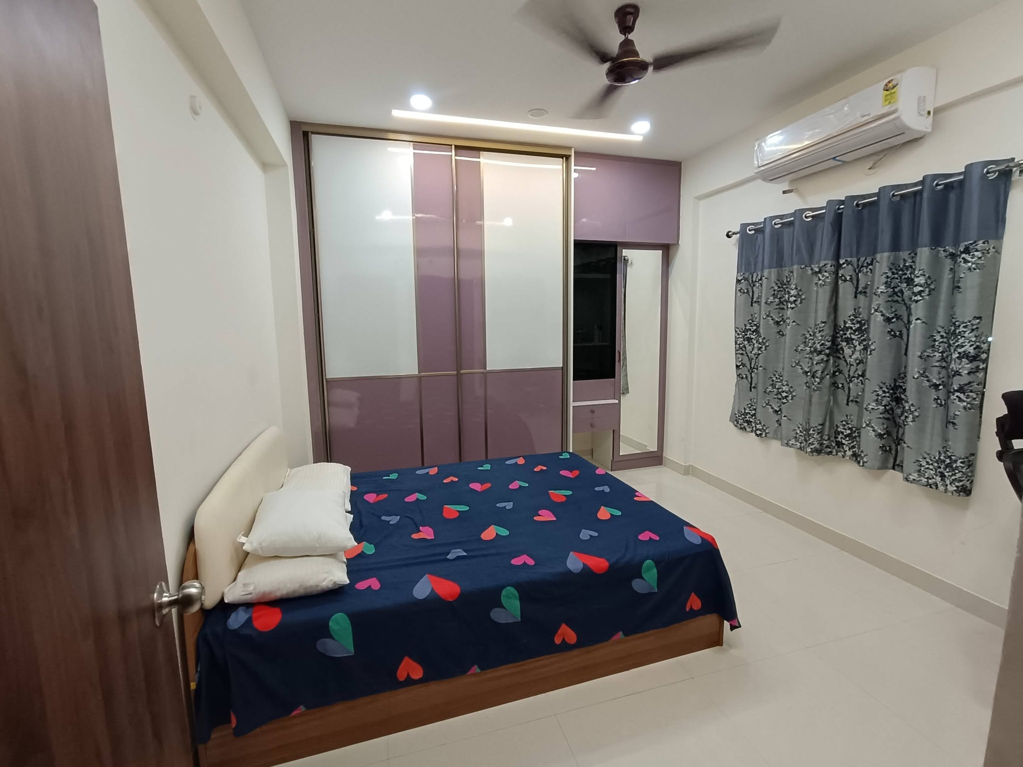 Room for rent in HPR Lakefront Society Hafeezpet